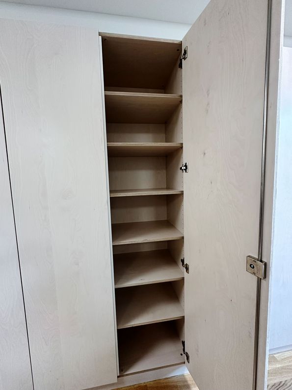 Detailansicht Sperrholz Birke mit sichtbarem Schichtaufbau und Schälbirkenfurnier