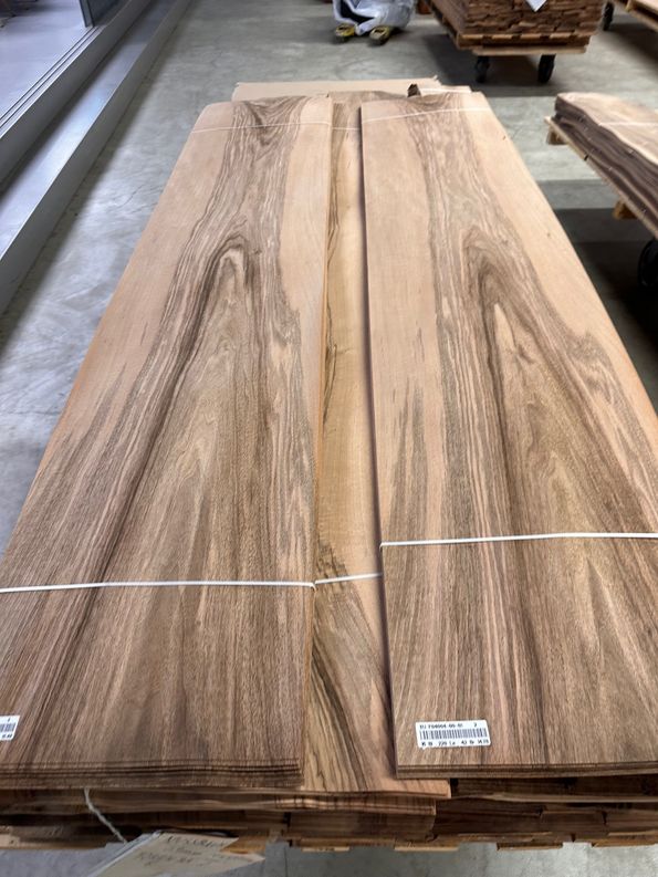 Buy walnut veneer from Roser AG