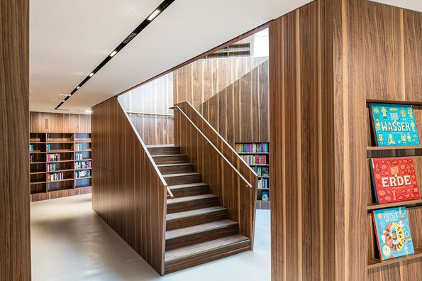 Bücherwurm liebt Nussbaum Furnier