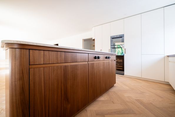 Massgefertigte Designküche in Basel Küchenbau Basel mit Nussbaum Furnier