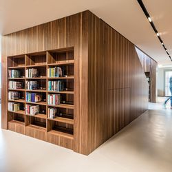 Schindellegi school library with walnut veneer with light-coloured sapwood Schindellegi school library with walnut veneer with light-coloured sapwood