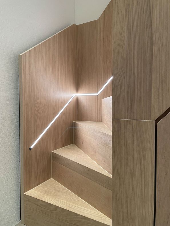 Staircase in oak veneer