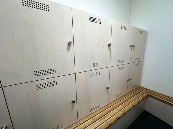 Schliessfachanlage im AHBasel aus Sperrholz Birke mit Schälbirkenfurnier von Roser AG