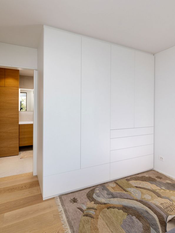 Innenausbau Basel mit Parkett, Furnier & Einbaumöbeln Weisser Schrank vom Schreiner, passendes Innendesing