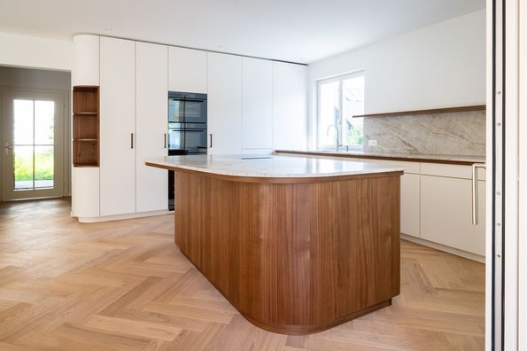 Massgefertigte Designküche in Basel Massgefertigte Küche aus Furnier