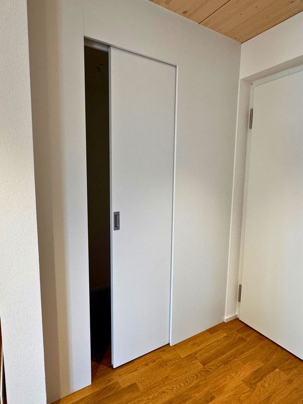 Türenprojekt Roser AG Überbauung Böschmatt Sissach Schiebetüre für modernes Mehrfamilienhaus