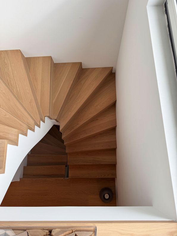 Ruhiges Eichenparkett von der Roser AG Parkett Treppe verkleiden