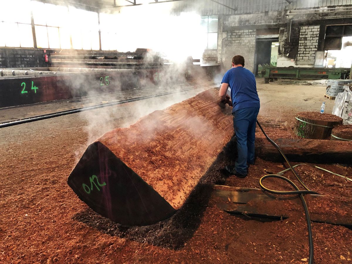 Roser AG during veneer production Planing the log for veneer production