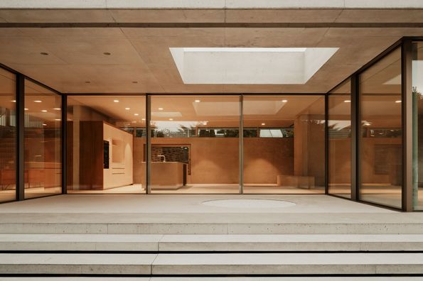 Hochwertiger Innenausbau Holz mit Elsbeer Furnier