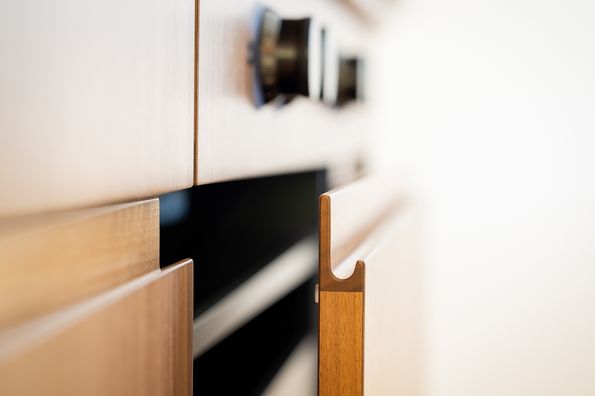 Massgefertigte Designküche in Basel Küchenmöbel nach Mass mit Nussbaum Furnier