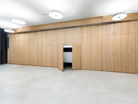 Wandschrank furniert mit Eiche als Fixmasse