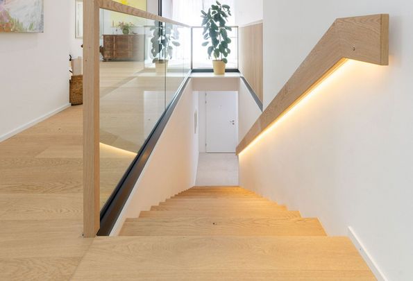 Innenausbau Basel mit Parkett, Furnier & Einbaumöbeln Handlauf Parkett, passend zum Boden