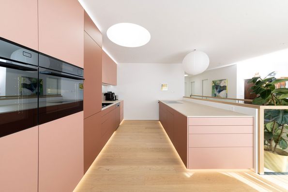 Innenausbau Basel mit Parkett, Furnier & Einbaumöbeln Küchenplatten Swiss Krono