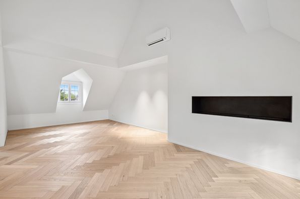 Spacious living atmosphere with Skywhite herringbone parquet