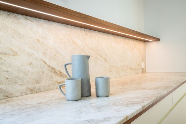 Massgefertigte Designküche in Basel Hochwertiger Innenausbau Küche mit Nussbaum Furnier