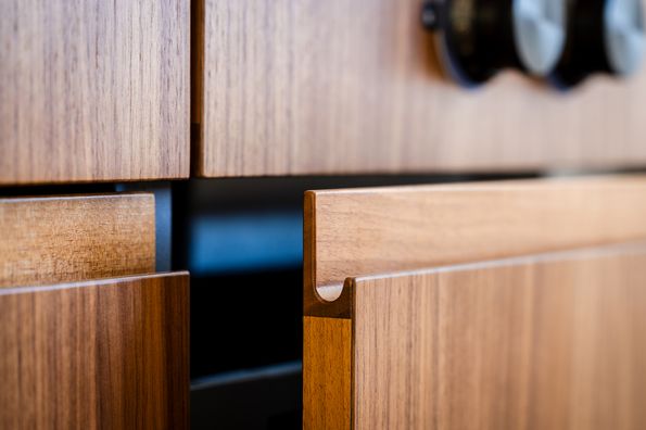 Massgefertigte Designküche in Basel Holzfurnier Innenausbau