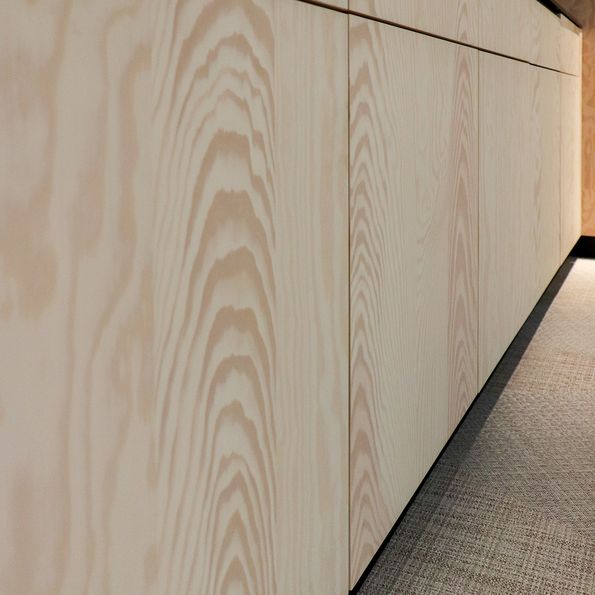 Büroschrank furniert mit Seekiefer geschält