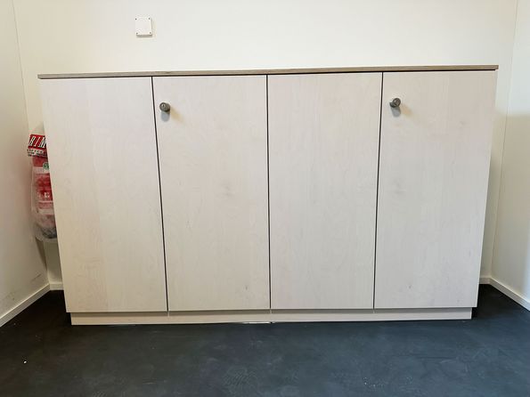 Sideboard aus hellen Sperrholzplatten im Innenausbau des AHBasel