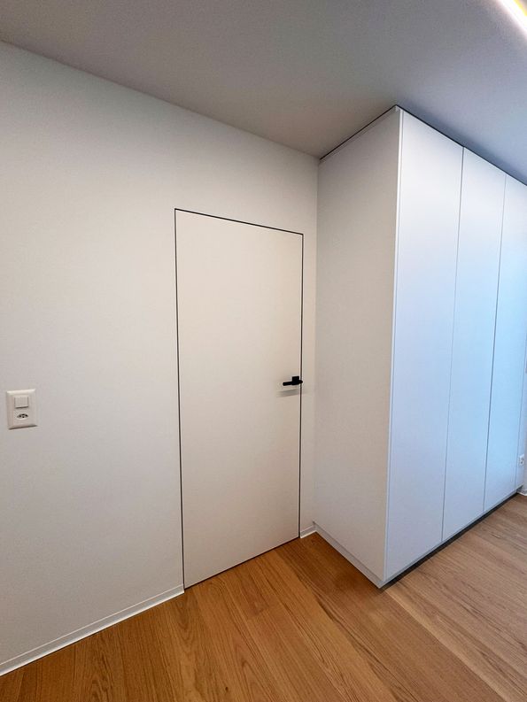 Moderne zargenlose Türen von der Roser AG, Birsfelden bei Basel puristische Innenarchitektur Holz