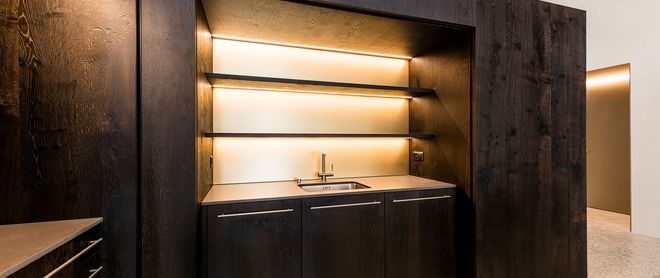 Attraktive Office-Küche aus Eichenfurnier furnierte Fixmasse Eiche Rustic Mokka