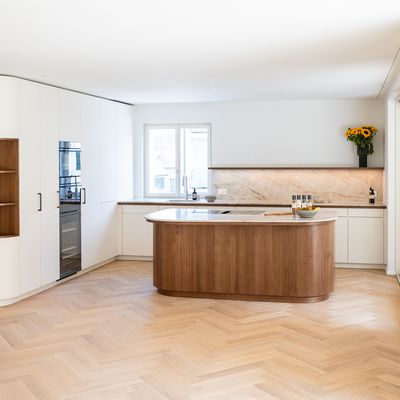 Walnut veneer kitchen construction