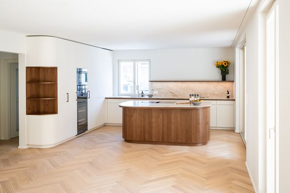 Massgefertigte Designküche in Basel Exklusive Küche Schweiz mit Nussbaum Furnier