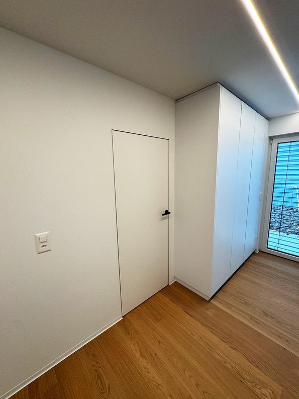 Moderne zargenlose Türen von der Roser AG, Birsfelden bei Basel flachen Sockelleisten in RAL 9003