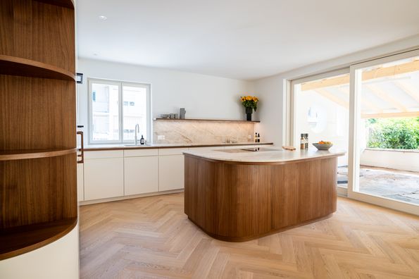 Massgefertigte Designküche in Basel Individuelle Küchenfronten aus Furnier