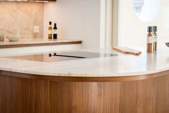 Massgefertigte Designküche in Basel Moderner Küchenbau mit Nussbaum Furnier