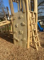 Accoya Spielplatz mit Kletterelementen und Holzkonstruktion im Aussenbereich