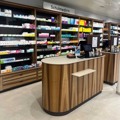 Nussbaum furniert, Murifeld Apotheke Bern