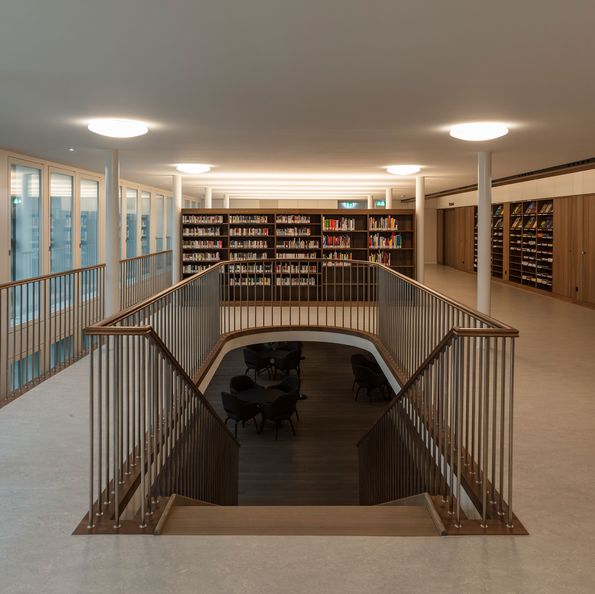 Furnier Ulme Stone, Innenausbau der Zentral- und Hochschulbibliothek Luzern