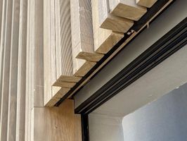 Accoya Fassadendetail mit Holzprofilen und Fensteranschluss
