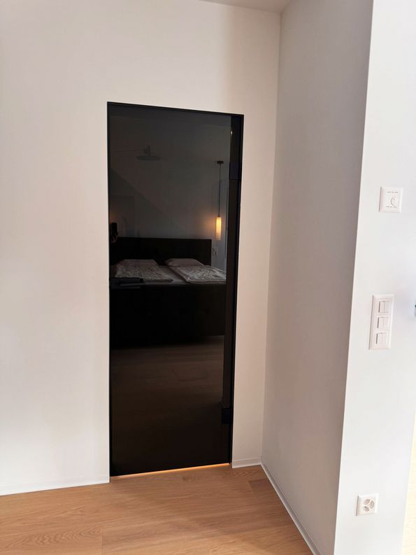 Moderne zargenlose Türen von der Roser AG, Birsfelden bei Basel Graphit Design Glastüre