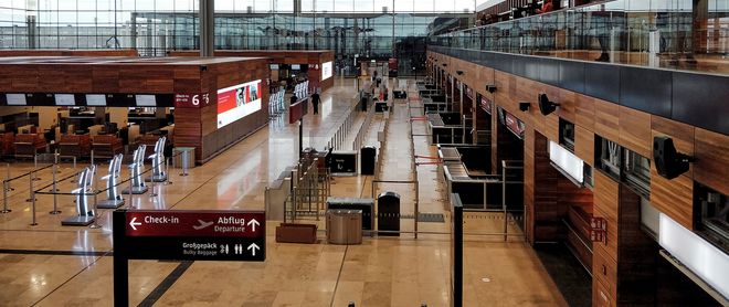 Flughafen Berlin Brandenburg (BER) - Furnier europäische Nussbaum