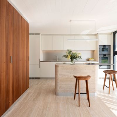 Küche mit Nussbaum Einbauschrank