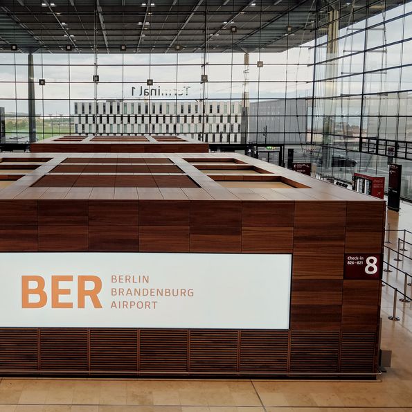Flughafen Berlin Brandenburg (BER) - Furnier europäische Nussbaum