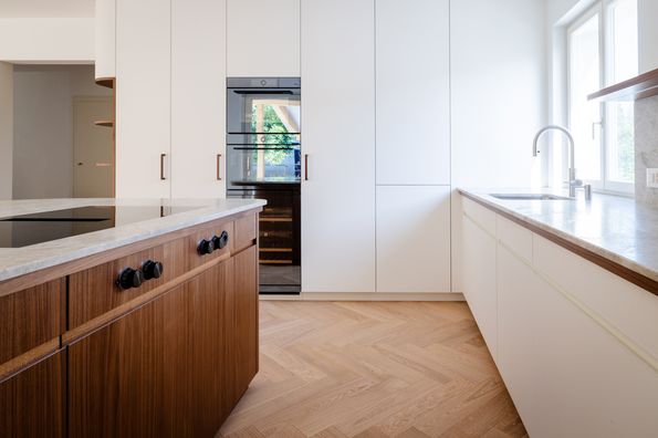 Massgefertigte Designküche in Basel Nussbaum Furnier Küche