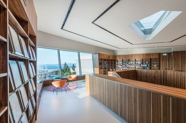 Bibliothekumbau in Nussbaum Furnier