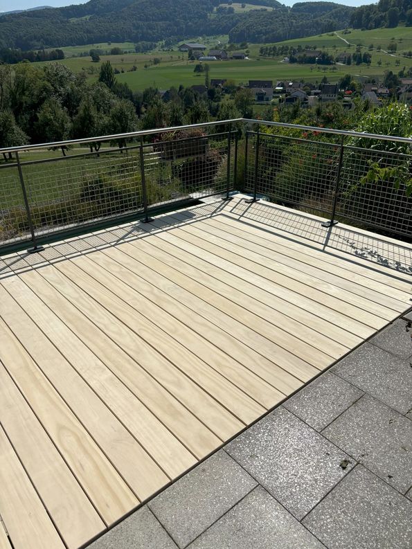 Wetterbeständige Holzterrasse im Baselbiet langlebige Terrassendielen Holz Basel