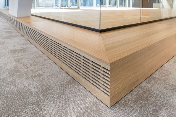 Pressed, milled, figured and lacquered oak veneer
