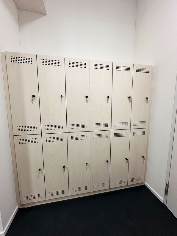 Robuste Schliessfächer in Sperrholz Birke mit geschältem Birkenfurnier