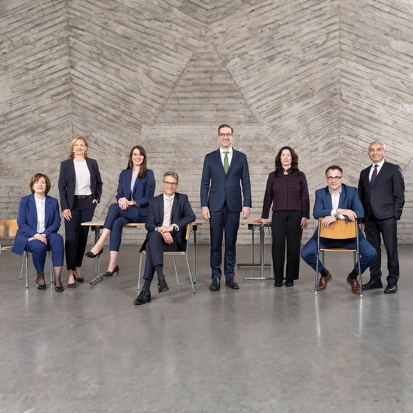 Edler Tisch aus Nussbaum Furnier für den Regierungsrat BS