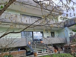 Accoya Balkongeländer aus Holz an Mehrfamilienhaus in der Schweiz