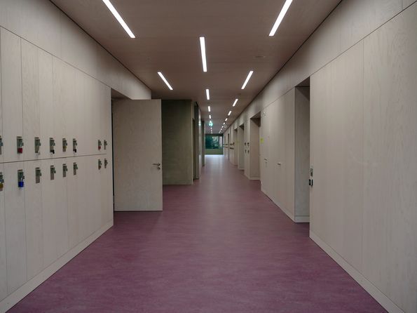 Atmosphäre sachlich, hell und freundlich dank Esche Schälfurnier