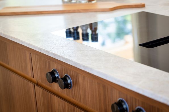 Massgefertigte Designküche in Basel Furnier Küche modern