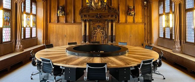 Nussbaumfurnier für den Tisch des Regierungsrats Basel Stadt