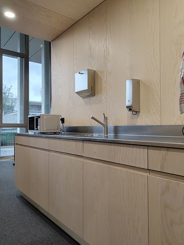 geschälter Esche ziert das Hauswartzimmer