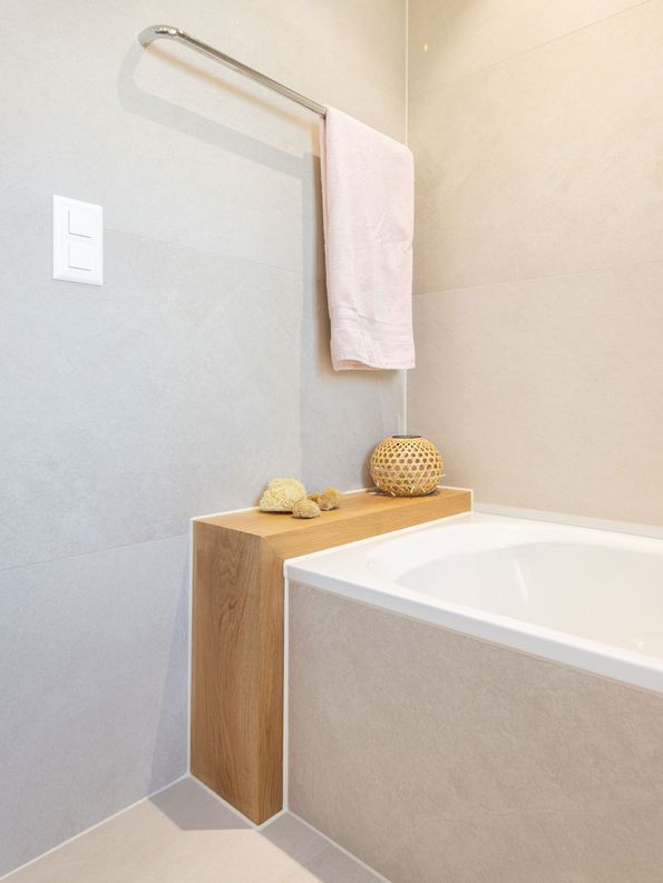 Innenausbau Basel mit Parkett, Furnier & Einbaumöbeln Eichenfurnier Badezimmermöbel