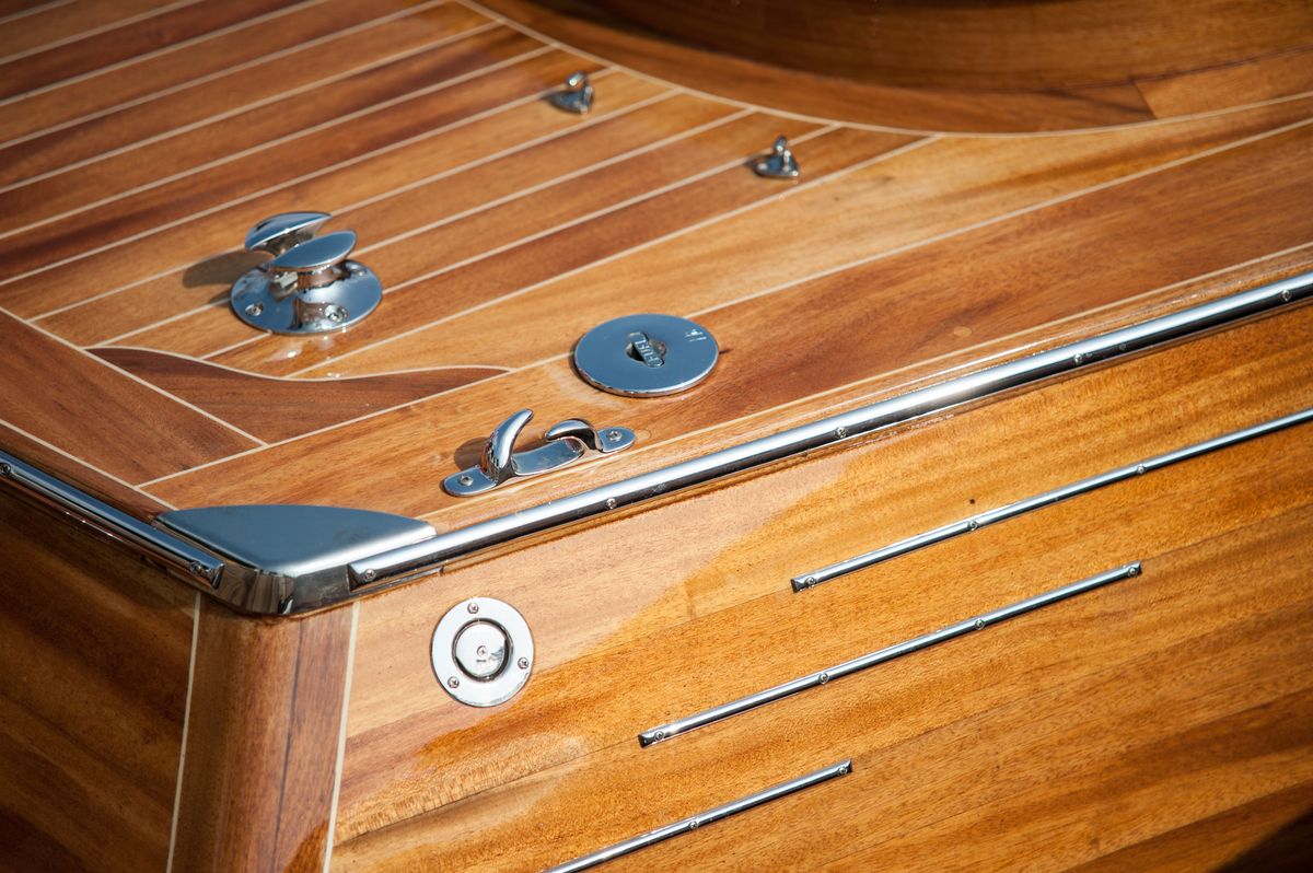 Edles Furnierbild für den Yachtbau Holzoberflächen und hochwertige Verarbeitung im Yachtbau
